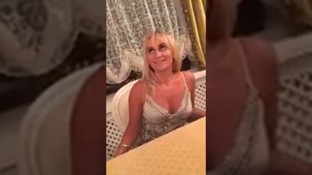 Блондинка рассказывает анекдот про поэтов смотреть онлайн