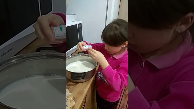 Сонный человек делает йогурт 😂😋🍧 смотреть онлайн