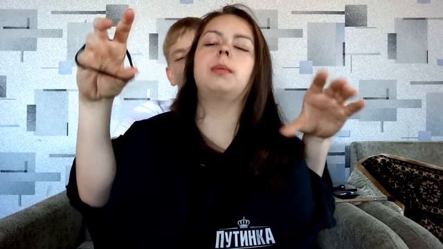 Challenge:Not my arms | Не своими руками | Парень делает макияж смотреть онлайн