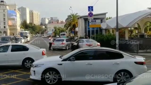 В центре Сочи два водителя устроили бой смотреть онлайн