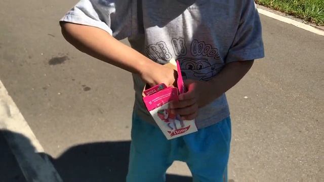 Марк учится кататься на самокате. Открывает SWEET BOX Pony. 0+ Видео для детей. Детский канал. смотреть онлайн