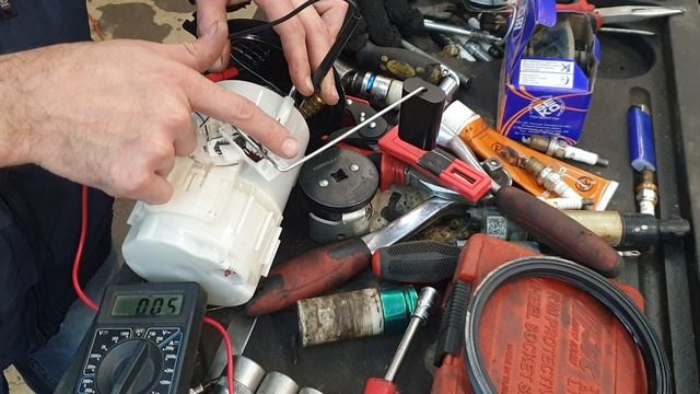 Lada vesta sw неправильно показывает уровень топлива. меняем датчик уровня.хотя показания одинаковы смотреть онлайн