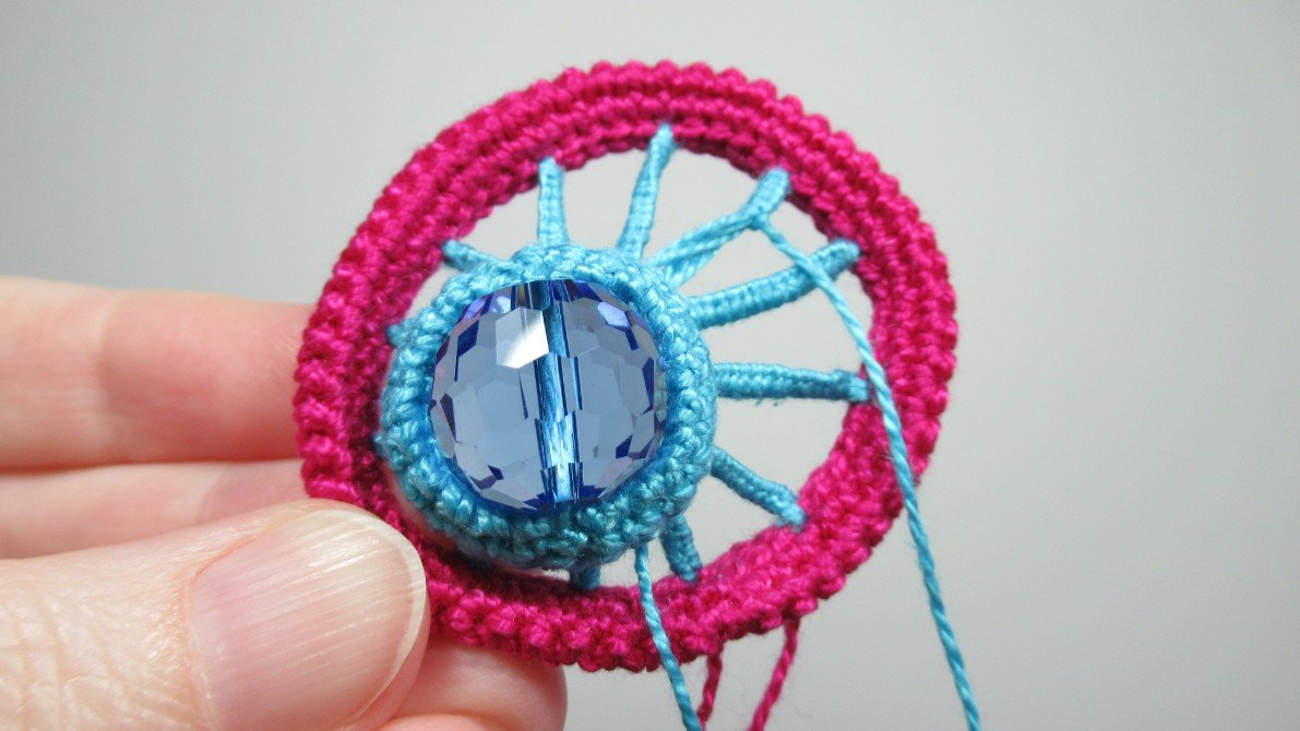 В серединке второго цветка сделала лучики поплотнее смотреть онлайн