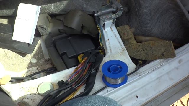 Montaż uniwersalnego sterownika centralnego zamka na pilota do Mercedes w124 смотреть онлайн