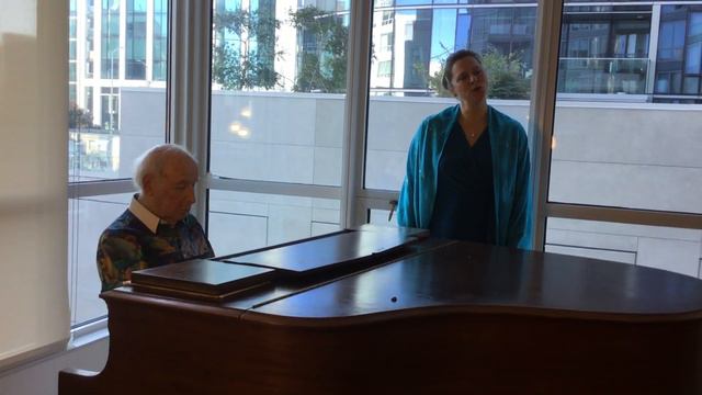 Поёт Мария Алякринская, аккомпанирует Роман Шацев. Есаул смотреть онлайн