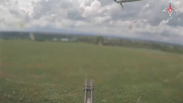 💥 Экипаж армейской авиации на вертолете Ми-35М успешно поразил опорные пункты и живую силу противни смотреть онлайн
