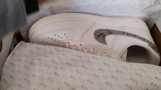 Распаковка и обзор кроссовок Nike Air Force 1 '07 DD8959-002. смотреть онлайн