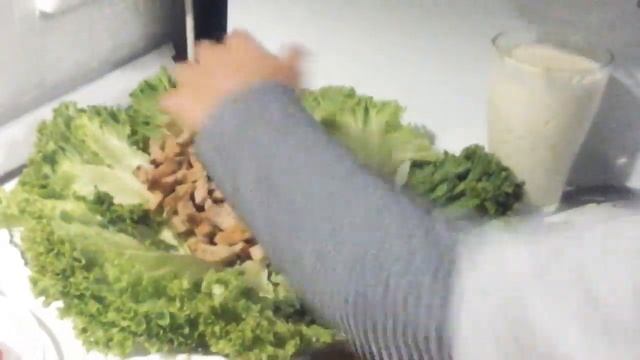 ГОСТИ БУДУТ В ВОСТОРГЕ! Как Приготовить Салат "Цезарь" Приготовит Даже Ребенок Самый Вкусный Салат смотреть онлайн