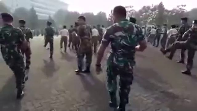 Танец солдат военно - морских сил Индонезии (оригинал) Музыка Ньон Франко - Джему фа ми ре. смотреть онлайн