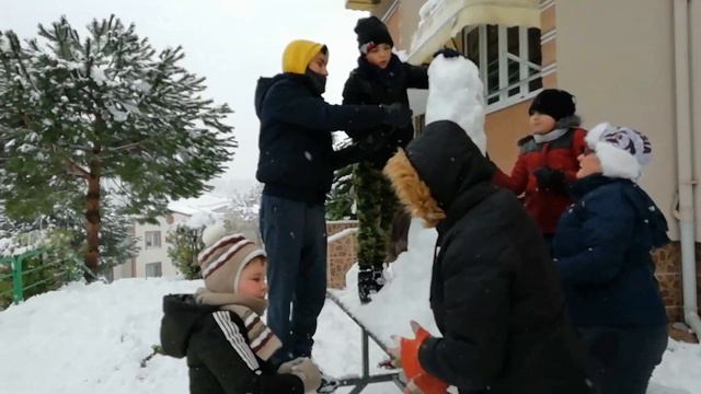 ТУРЦИЯ :ВЫПАЛ СНЕГ /СНЕЖНЫЕ ДРАКИ МЕЖДУ СОСЕДЯМИ 😁 смотреть онлайн