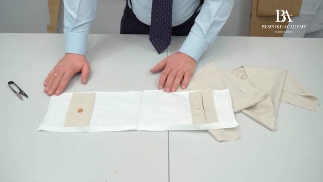 Задний карман брюк от Kiton