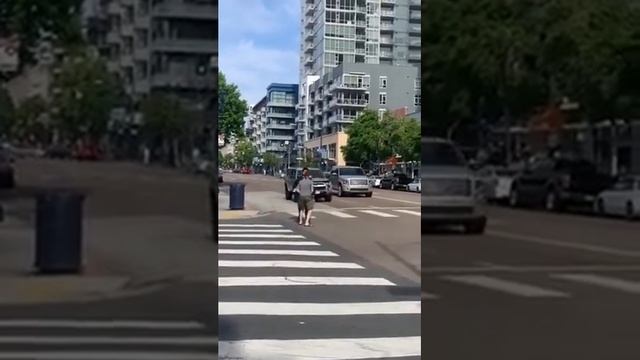 Не стоило участнику уличной драки снимать защитные тапки смотреть онлайн