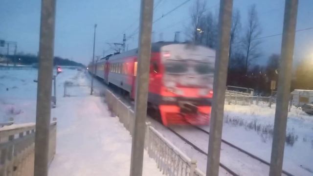 Электропоезд эт2м-119 Сообщением Любань С.Петербург Отправляется с платформы Поповка Паша Листопад