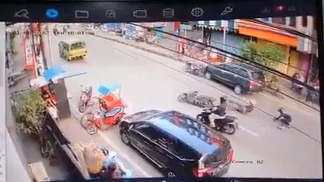 Tabrakan Beruntun di Jalan Sultan Babullah Ambon, Satu Orang Tewas смотреть онлайн