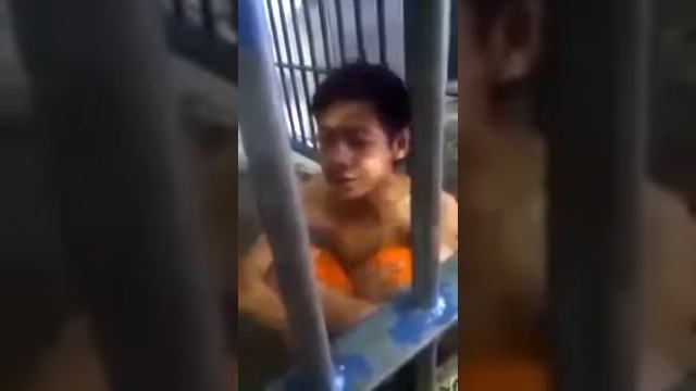 Парень в тюрьме красиао читает суру Нун