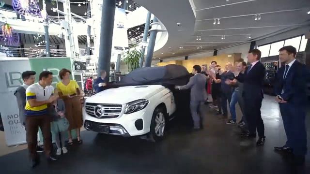 Вручение автомобиля Mercedes GLS от LR смотреть онлайн