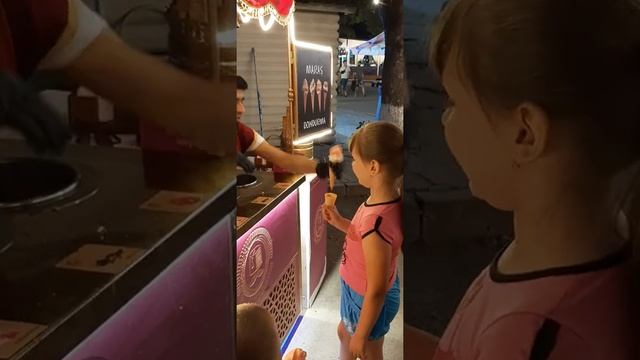"ПОЙМАЙ МЕНЯ" София покупает мороженное. Пятигорск, парк Кирова смотреть онлайн