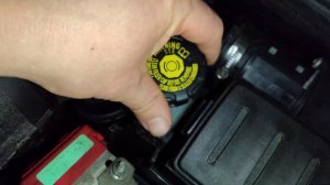 Проваливается педаль тормоза. Недостаточный уровень тормозной жидкости.