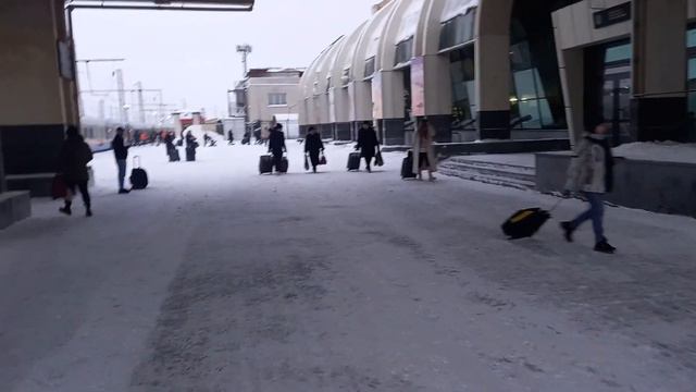 Старый вокзал Астаны 10-ого Января 2024 года - люди идут с поезда ко входу смотреть онлайн