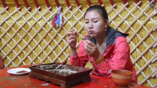 内蒙妹子大草原煮“羊血肠和羊肉肠”：滋滋冒油太解馋，下酒必备 смотреть онлайн