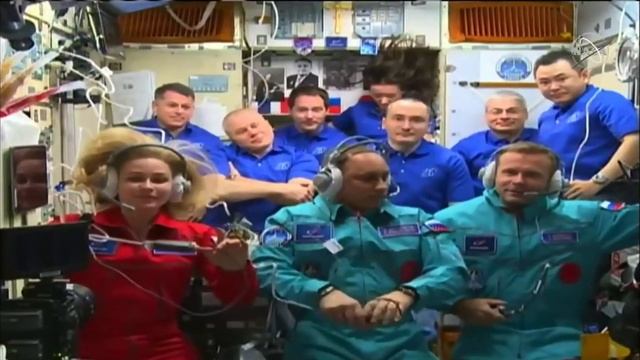 First woman to fly in space calls Russian film crew on space station during ceremony смотреть онлайн