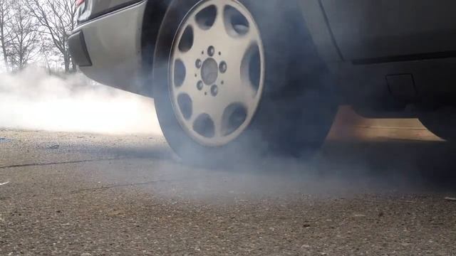 Mercedes W124 E420 V8 Little Burnout смотреть онлайн