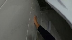 Установка пластиковой ванны на металлическое правило