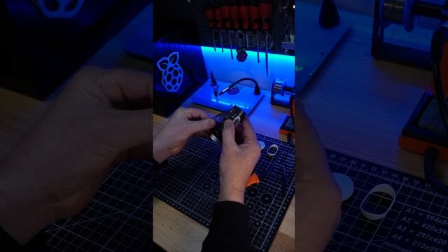 Disassembling an Apple iSight Webcam ready for new Raspberry Pi hardware смотреть онлайн