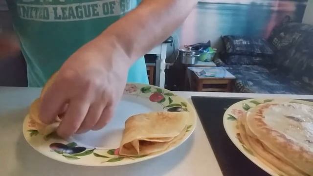 блинки пеку и прячу в них икру. сидимдома. смотреть онлайн