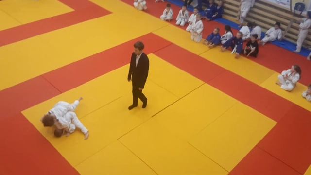 первый турнир 2х братьев. 2 маленьких чемпиона смотреть онлайн