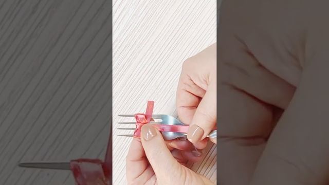 Лайфхак! Как быстро завязать маленький бантик из ленты на вилке | How to make a Fork Bow смотреть онлайн