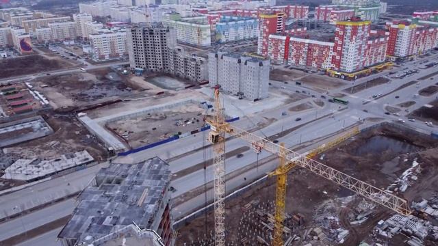 Стройка. Башенный кран КБм401п. Нижневартовск с высоты. Tower crane. смотреть онлайн
