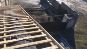 Монтаж лобовой доски двускатной кровли под металлочерепицу.