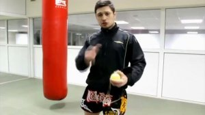 Как сделать тренажёр для боксёра/Два СПОСОБА/Мячик на резинки привязанный к кепки