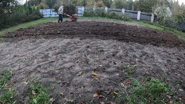 Вспашка огорода легким мотоблоком. смотреть онлайн