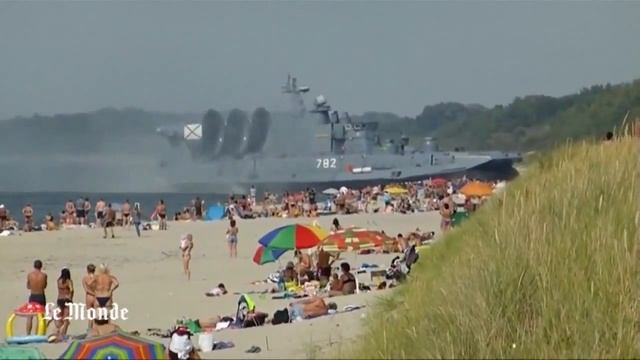 Russian Military Hovercraft Shocks Sunbathers! *NEW* HD Full Footage! смотреть онлайн