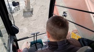 УПРАВЛЕНИЕ ЭКСКАВАТОРОМ В КАБИНЕ С МАШИНИСТОМ. HITACHI ZX-240LC-5G  EXCAVATOR.