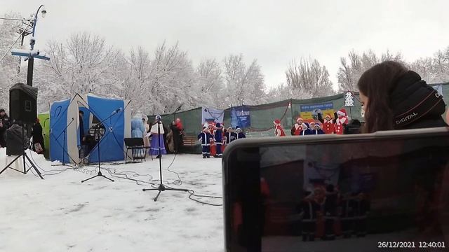 Луганск Сегодня, Парк Дружбы, Дед Мороз и Снегурочка, Танцы, Народные песни, 26 декабря 2021 смотреть онлайн