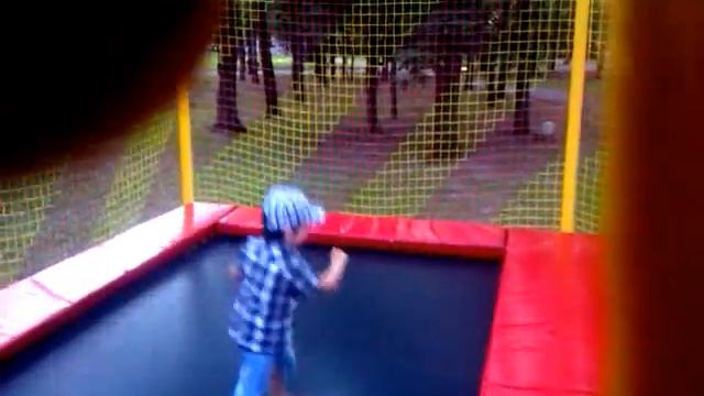 прогулка прыжки на батуте парк шевченко лето 2016! walk trampolining Shevchenko Park summer 2016 смотреть онлайн