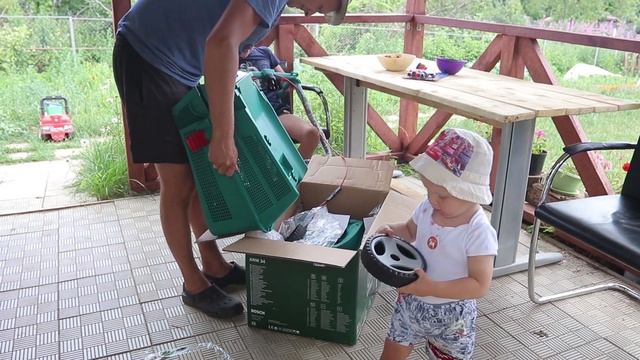 Дача заросла травой. Купили газонокосилку. смотреть онлайн