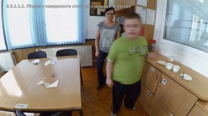 5.5.1.1.1. Уборка с поверхности стола остатков еды и мусора