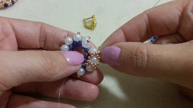 Серьги-кольца из жемчуга и биконусов. смотреть онлайн