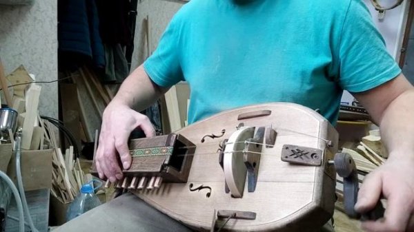 Колёсная лира, трёхструнная, полная хроматическая октава. Заказать: barabany.livemaster.ru