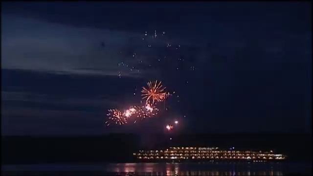 Яркий фейерверк от команды пиротехников «Большого праздника» на Пестовском водохранилище. смотреть онлайн