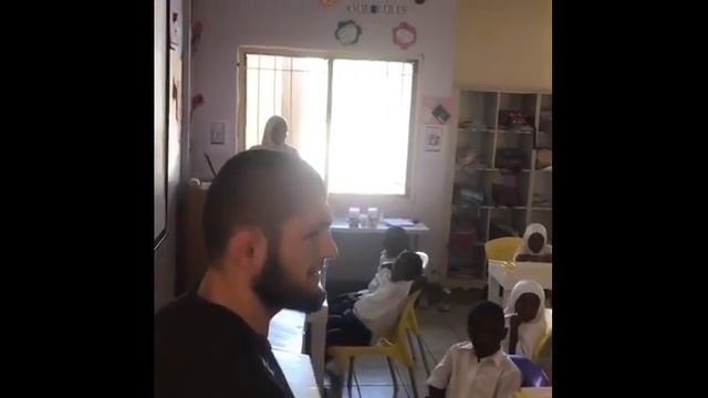 Хабиб Нурмагомедов помог Африке и её жителям.Накормил бедняков.Достойный поступок смотреть онлайн