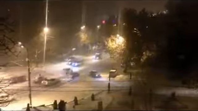 Скольжение на льду на оживлённой магистрали смотреть онлайн