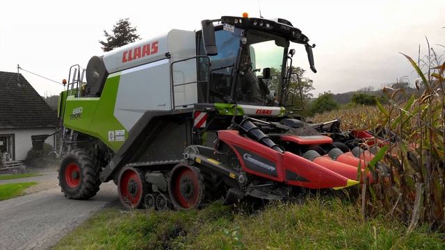 CLAAS TRION 660 TT und FENDT Schlepper beim Maisdreschen und -mahlen 2023 | Drohne & Sound [4K UHD] смотреть онлайн