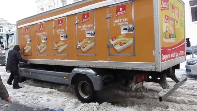 Грузовик застрял в снегу на улице Рогнединской в Киеве смотреть онлайн