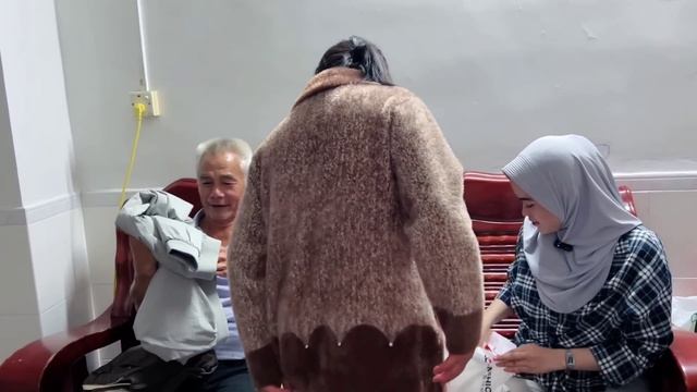 MAMA DAN PAPA MERTUA KAKAKU DI CHINA, SENANG TERIMA HADIAH KECIL DARI SAYA смотреть онлайн