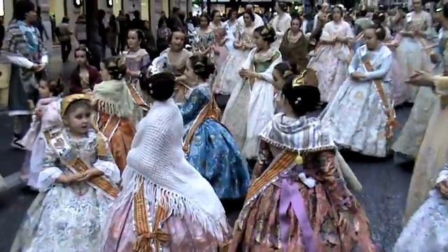 Как девочки учатся танцевать Файяс Валенсия(Испания) Pequeñas Falleras Bailan